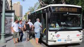 Un grupo de viajeros se sume a uno de los autobuses de la EMT de Málaga.