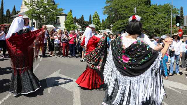 Un grupo de chulapos y chulapas celebrando San Isidro.