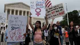 Un grupo de mujeres protesta en Washington para defender el derecho al aborto.