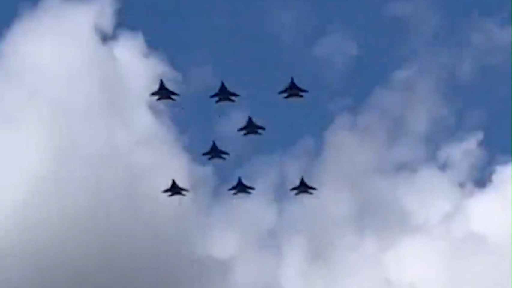 Aviones rusos ensayan una formación en 'Z' para el Día de la Victoria