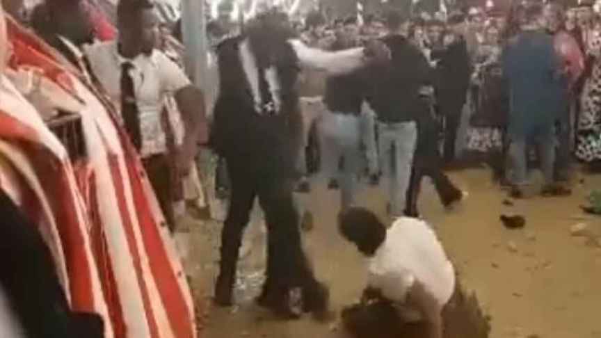 El vídeo de la brutal paliza de los porteros de la caseta del PSOE a dos jóvenes en la feria de Sevilla