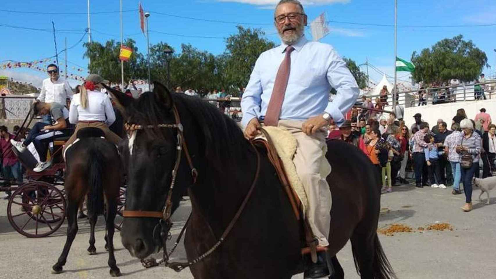 Francisco Torrecillas, alcalde de Albox, montando a caballo en la Feria del Ganado, en una foto cedida por el regidor para una entrevista con EL ESPAÑOL.