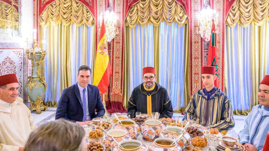 En el centro de la imagen, el rey Mohamed VI. A su derecha, el presidente del Gobierno, Pedro Sánchez; y a la izquierda, el príncipe Moulay Hassan de Marruecos.