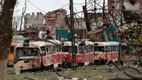 Tranvías destruidos en la ciudad de Mariúpol, en Ucrania