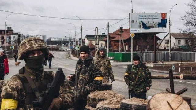 Un soldado del ejercito ucraniano en un checkpoint de la ciudad de Irpin.