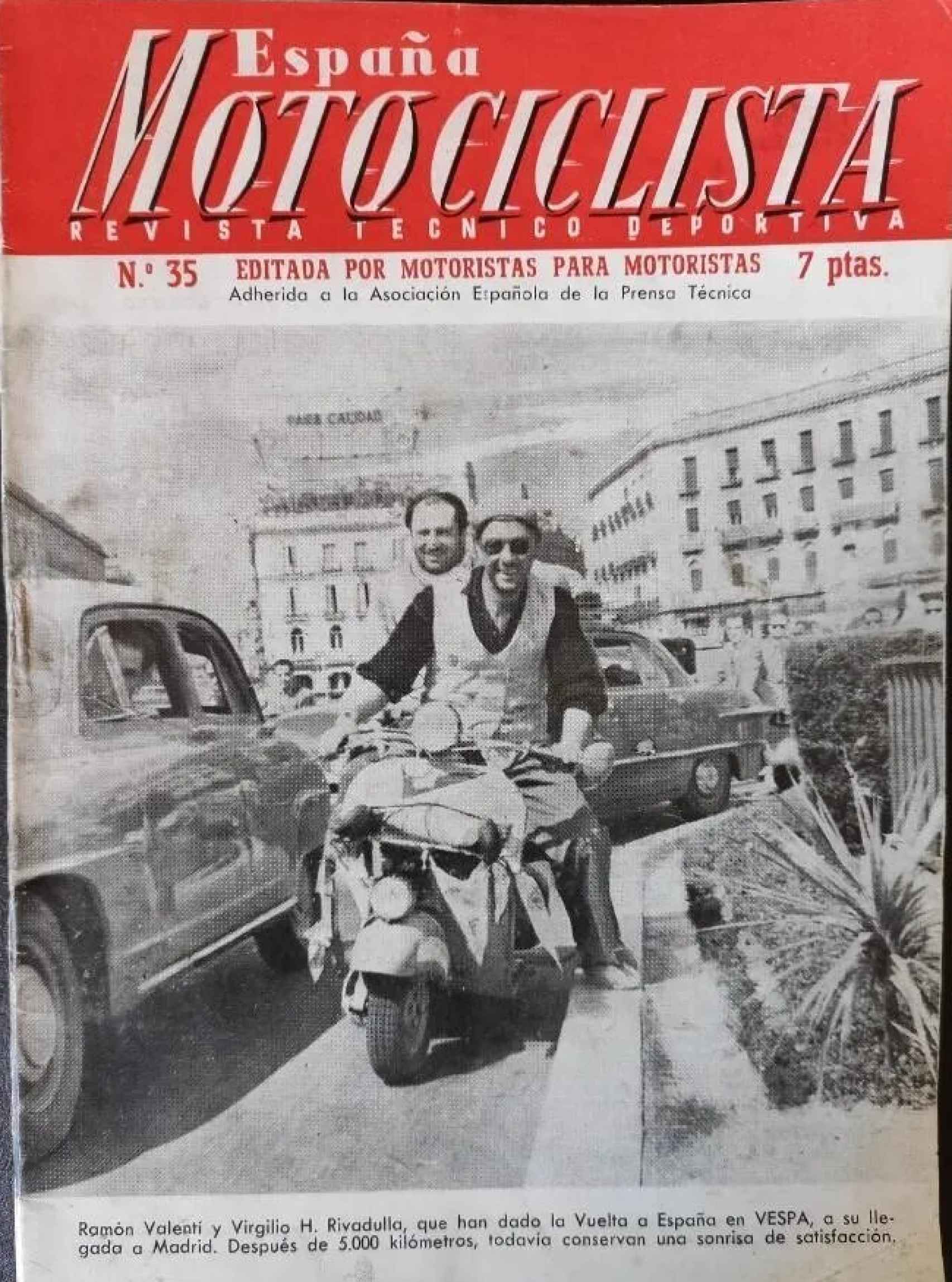 Ramón Valentí y Hernández Rivadulla, en la Vespa con la que dieron la vuelta a España.