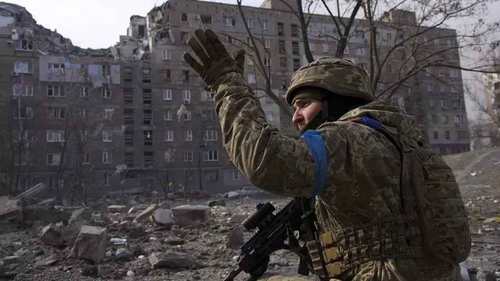 Un soldado ucraniano en pleno avance de las tropas.