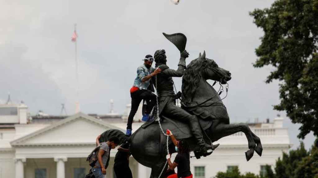 Manifestantes intentan derribar la estatua del presidente Andrew Jackson, frente a la Casa Blanca.