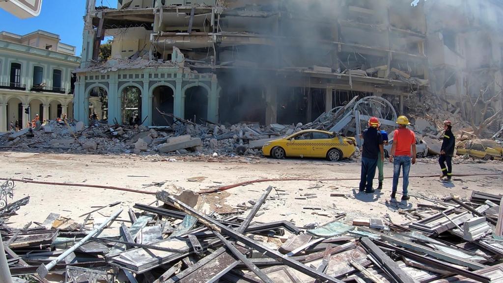 Destrozos tras la explosión del Hotel Saratoga en La Habana.