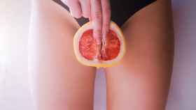 Imagen de archivo de una persona tocando una fruta simulando la masturbación.