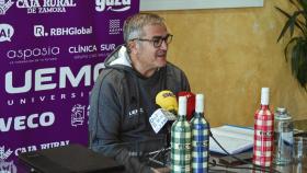 El entrenador del UEMC Real Valladolid, Paco García, durante la rueda de prensa de este viernes.