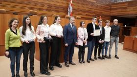 El presidente de las Cortes, Carlos Pollán, posa con los ganadores de la sexta 'Liga de Debate', este viernes.