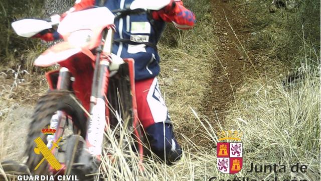 Motocicletas todoterreno circulando por lugares no permitidos