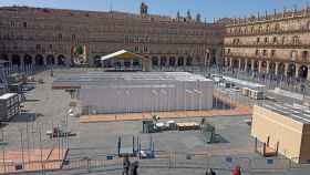 Montaje de la 40 Feria del Libro en la Plaza Mayor de Salamanca