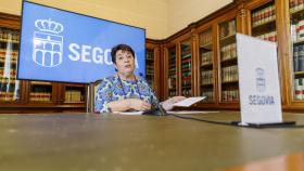 La alcaldesa de Segovia, Clara Luquero, tras informar de su dimisión, este viernes.