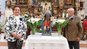 Delfín Vicente y Alfonsa Fernández posan junto  a la imagen