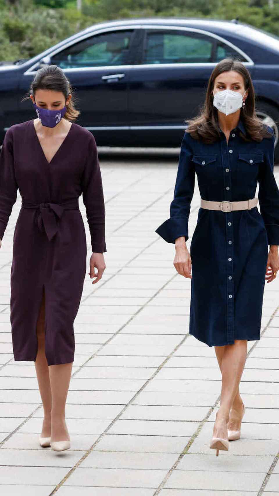 Irene Montero y la reina Letizia durante un acto en abril de 2021.