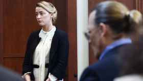 Amber Heard, en el estrado frente a Johnny Depp, durante este jueves, 5 de mayo, en el tribunal de Fairfax.