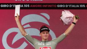 Mathieu Van der Poel, en el podio como vencedor de la primera etapa del Giro 2022.