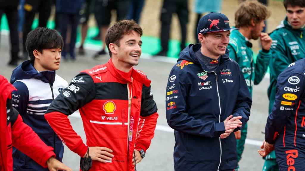 Charles Leclerc y Max Verstappen dialogan durante el Gran Premio de Imola