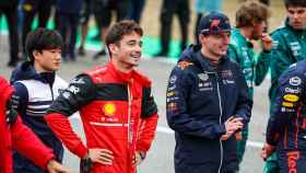 Charles Leclerc y Max Verstappen dialogan durante el Gran Premio de Imola