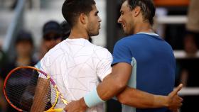 El abrazo de Rafa Nadal tras caer ante Carlos Alcaraz.