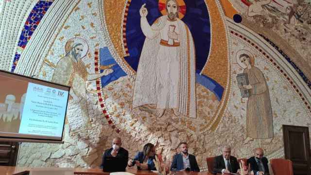 ¿Qué hace una torá en la Catedral de la Almudena? Un símbolo por la paz y el diálogo entre religiones