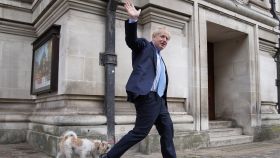 El primer ministro de Reino Unido, Boris Johnson, este jueves al salir de un colegio electoral en Londres.