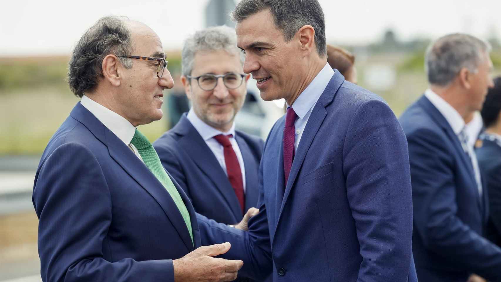 Pedro Sánchez e Ignacio Sánchez Galán conversan en Sagunto, en la presentación de una factoría de baterías para coches eléctricos.