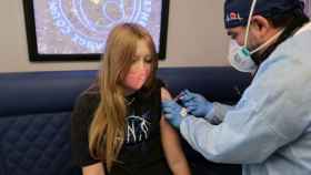 Una niña americana es vacunada contra la hepatitis, el VPH y la meningitis.