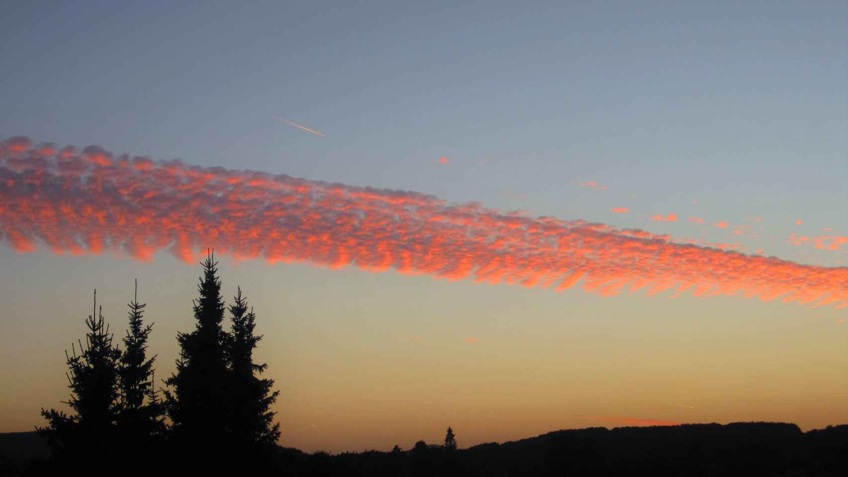 Las estelas en el cielo fotografiadas por los lectores