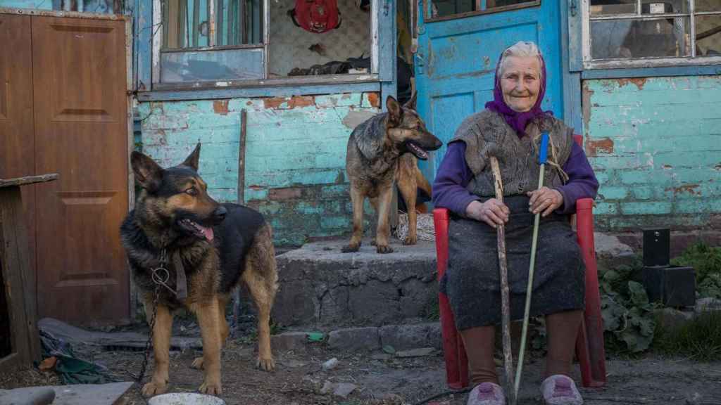 Una ciudadana de Kiev resiste tras más de dos meses de conflicto.