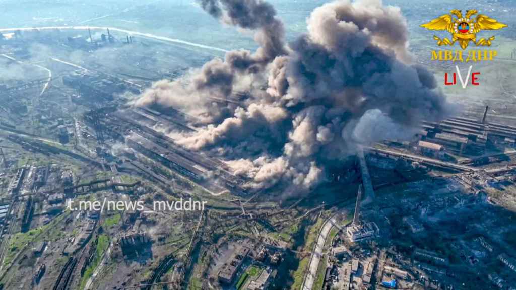 Un bombardeo sobre la planta de Azovstal, este pasado miércoles.