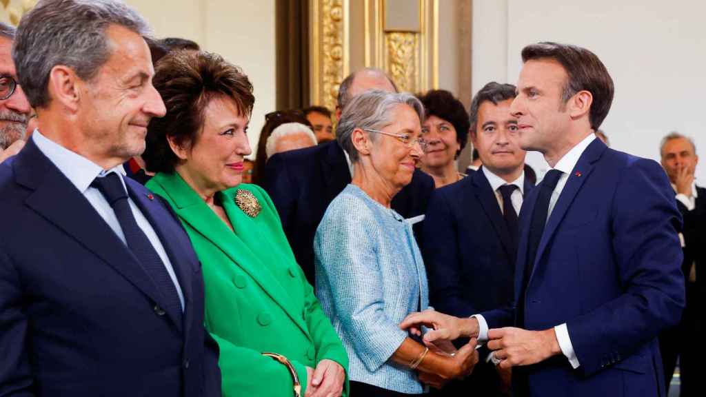 Macron saluda al ex presidente de Francia, Nicolas Sarkozy, la ministra de Cultura francesa, Roselyne Bachelot, y la ministra de Trabajo francesa, Elisabeth Borne.