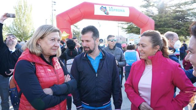 La delegada del Gobierno en Castilla y León, Virginia Barcones, junto al secretario regional del Psoe, Luis Tudanca, y la concejala popular Pilar del Olmo, en la 45 edición de la Marcha Asprona