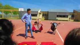 Clase maestra del novillero Pablo Jaramillo ante los alumnos