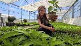 Beatriz Alonso posa en el cultivo ecológico en Navas de Oro