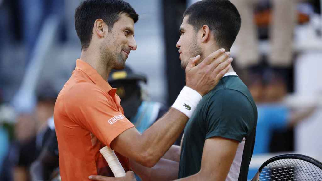Novak Djokovic le da la enhorabuena a Alcaraz.