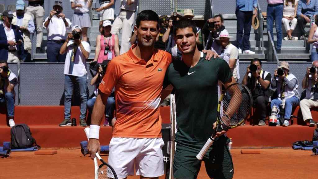 Novak Djokovic y Carlos Alcaraz antes de su enfrentamiento en las semifinales del Mutua Madrid Open