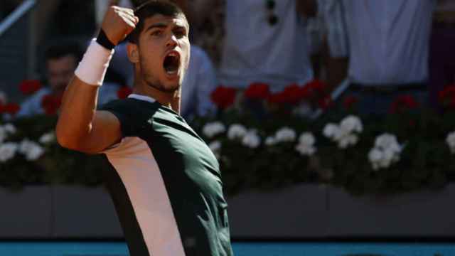 Carlos Alcaraz celebra su victoria en el segundo set ante Djokovic en Madrid