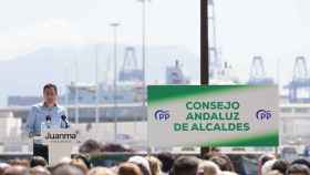 El presidente de la Junta, Juanma Moreno, en un acto público tras presidir el Consejo de Alcaldes del PP en Algeciras.