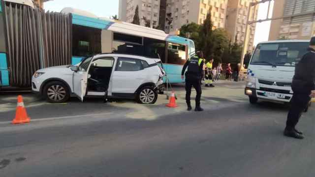 Imagen de los vehículos implicados en el accidente de tráfico ocurrido en la Avenida de Andalucía de Málaga en la tarde de este sábado.