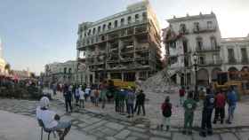 Los curiosos observan los restos del Hotel Saratoga, en La Habana, tras la explosión que sufrió el viernes