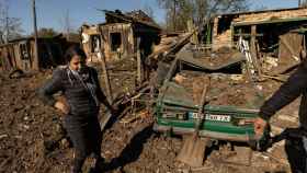 Una mujer frente a su casa destruida en la región de Donetsk.