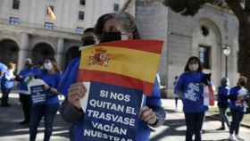Una mujer con una pancarta en la manifestación de hace un año en Madrid.
