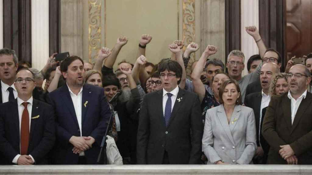 Carles Puigdemont, Oriol Junqueras y otros líderes separatistas tras la declaración de independencia del 27 de octubre de 2017.