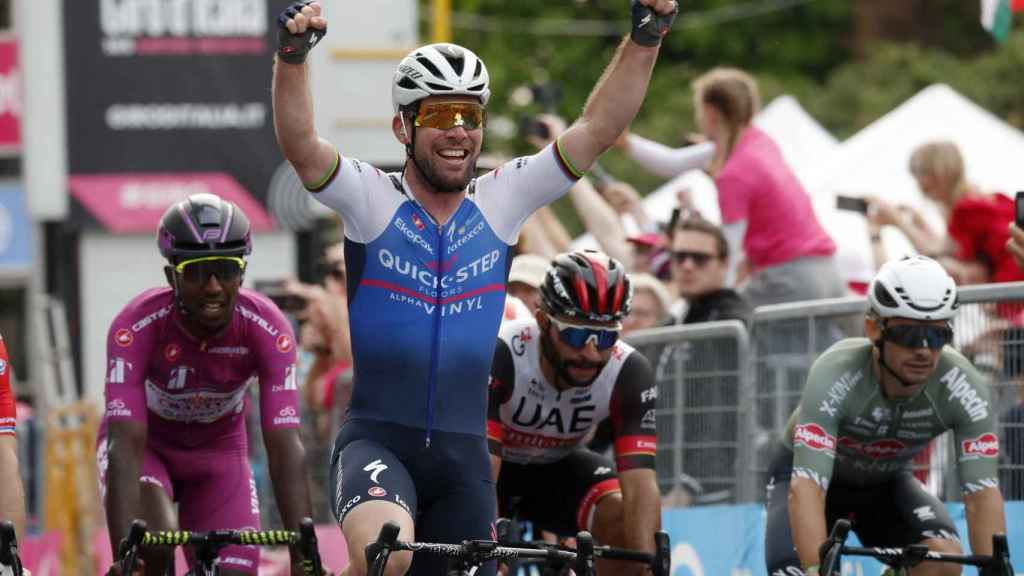 Mark Cavendish celebra su triunfo.