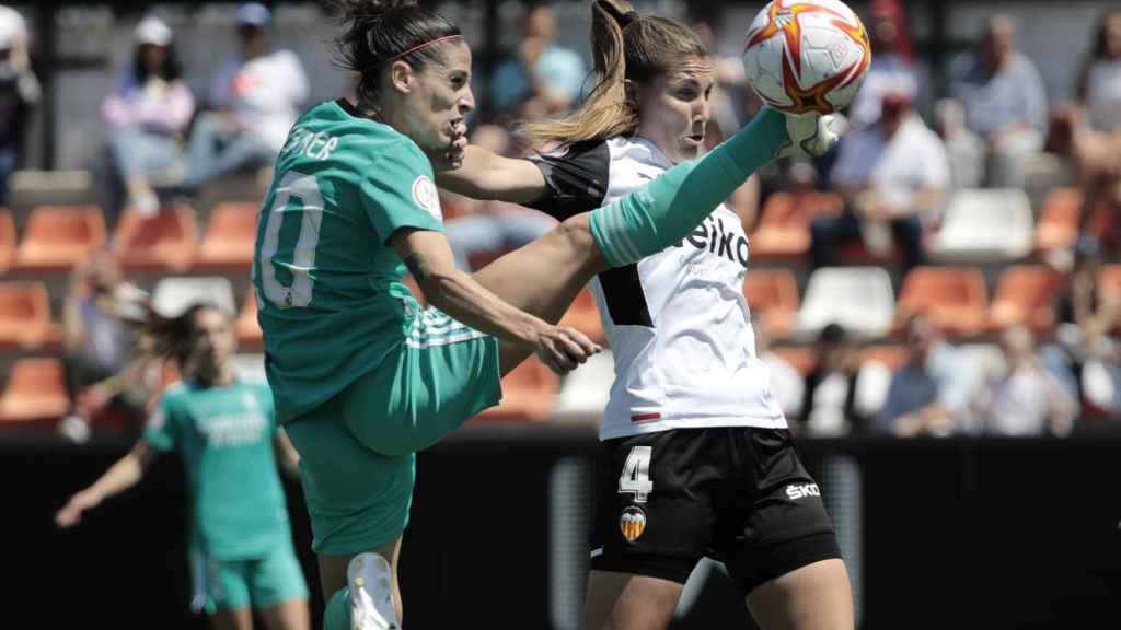 Esther González, en acción en el Valencia - Real Madrid Femenino de la Primera Iberdrola 2021/2022