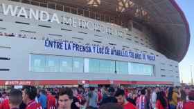 La polémica pancarta de la afición del Atlético de Madrid en el Wanda Metropolitano.