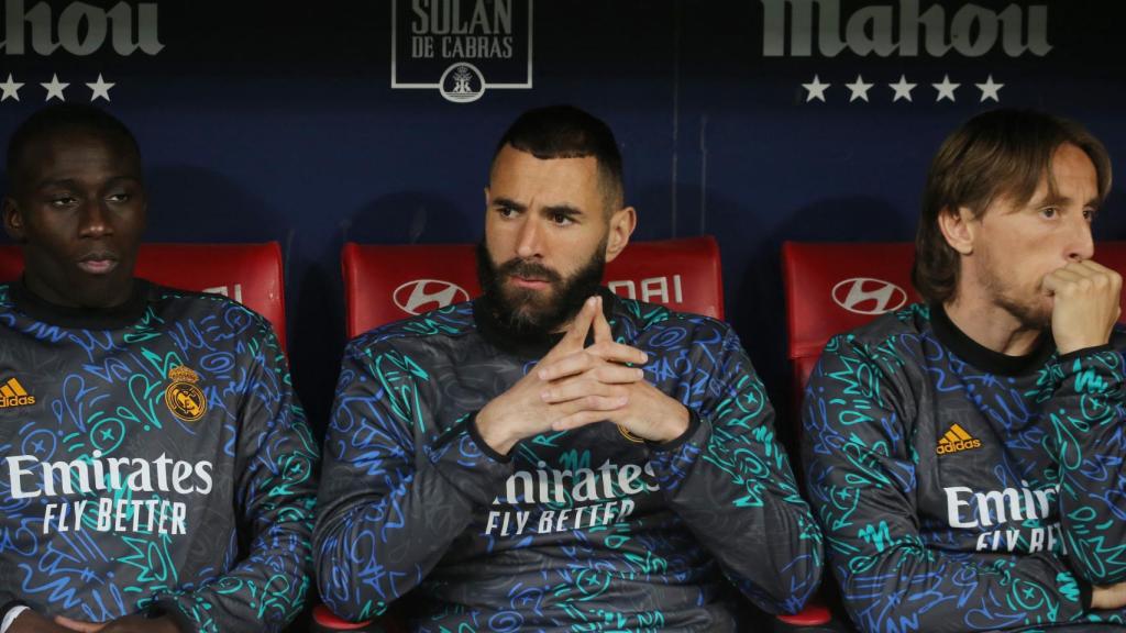 Ferland Mendy, Karim Benzema y Luka Modric, en el banquillo del Real Madrid en el Wanda Metropolitano
